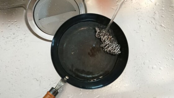鉄フライパンを洗う